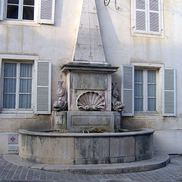 Photo de Fontaine aux Dauphins de Givry
