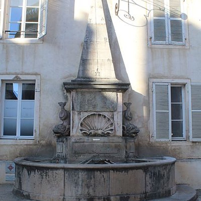 Photo de Fontaine aux Dauphins de Givry