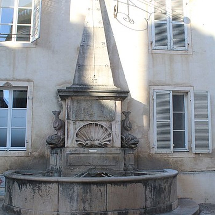 Photo de Fontaine aux Dauphins de Givry