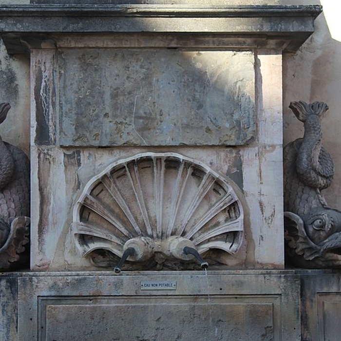 Photo de Fontaine aux Dauphins de Givry