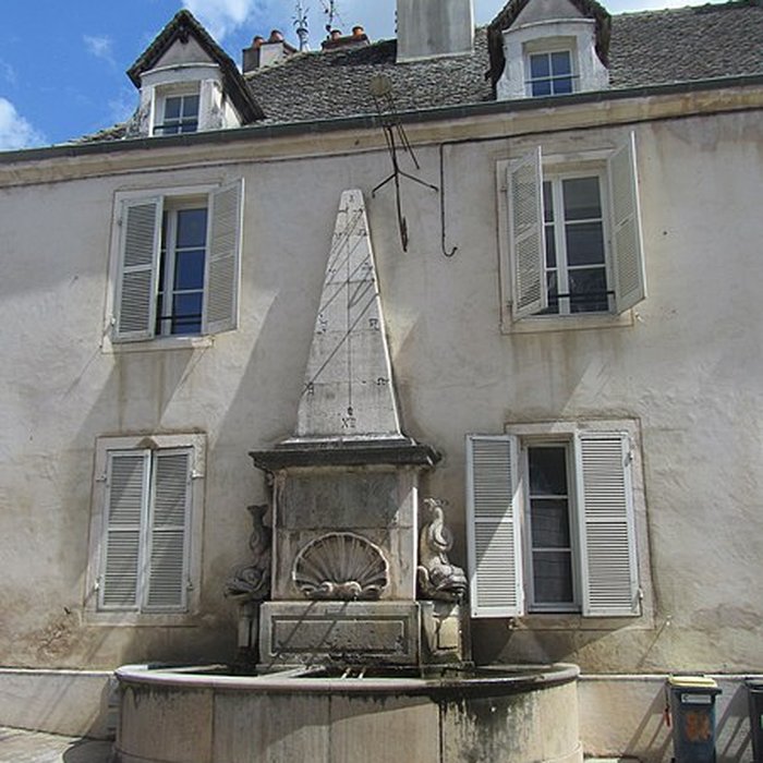 Photo de Fontaine aux Dauphins de Givry