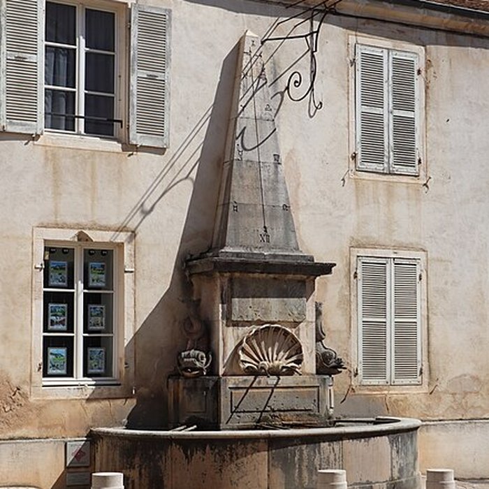 Photo de Fontaine aux Dauphins de Givry