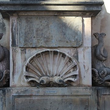 Fontaine aux Dauphins de Givry