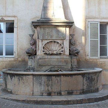 Fontaine aux Dauphins de Givry