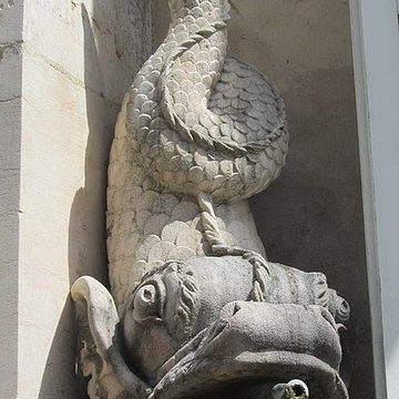 Fontaine aux Dauphins de Givry