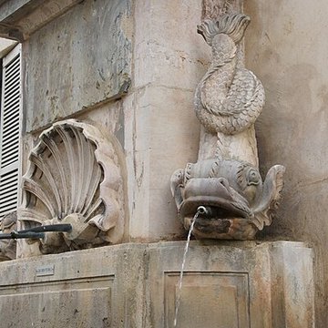 Fontaine aux Dauphins de Givry