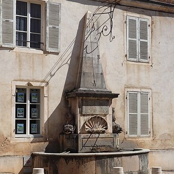 Fontaine aux Dauphins de Givry