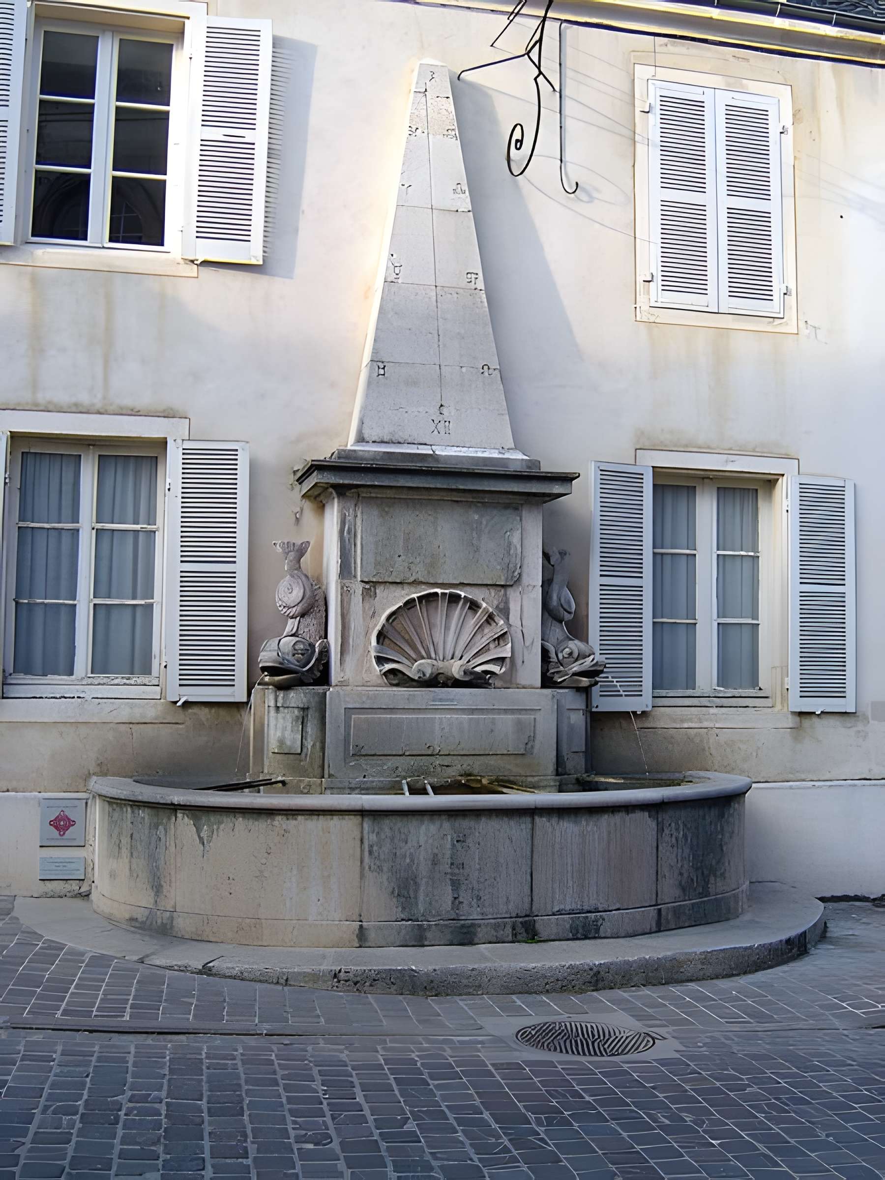 Fontaine aux Dauphins de Givry 