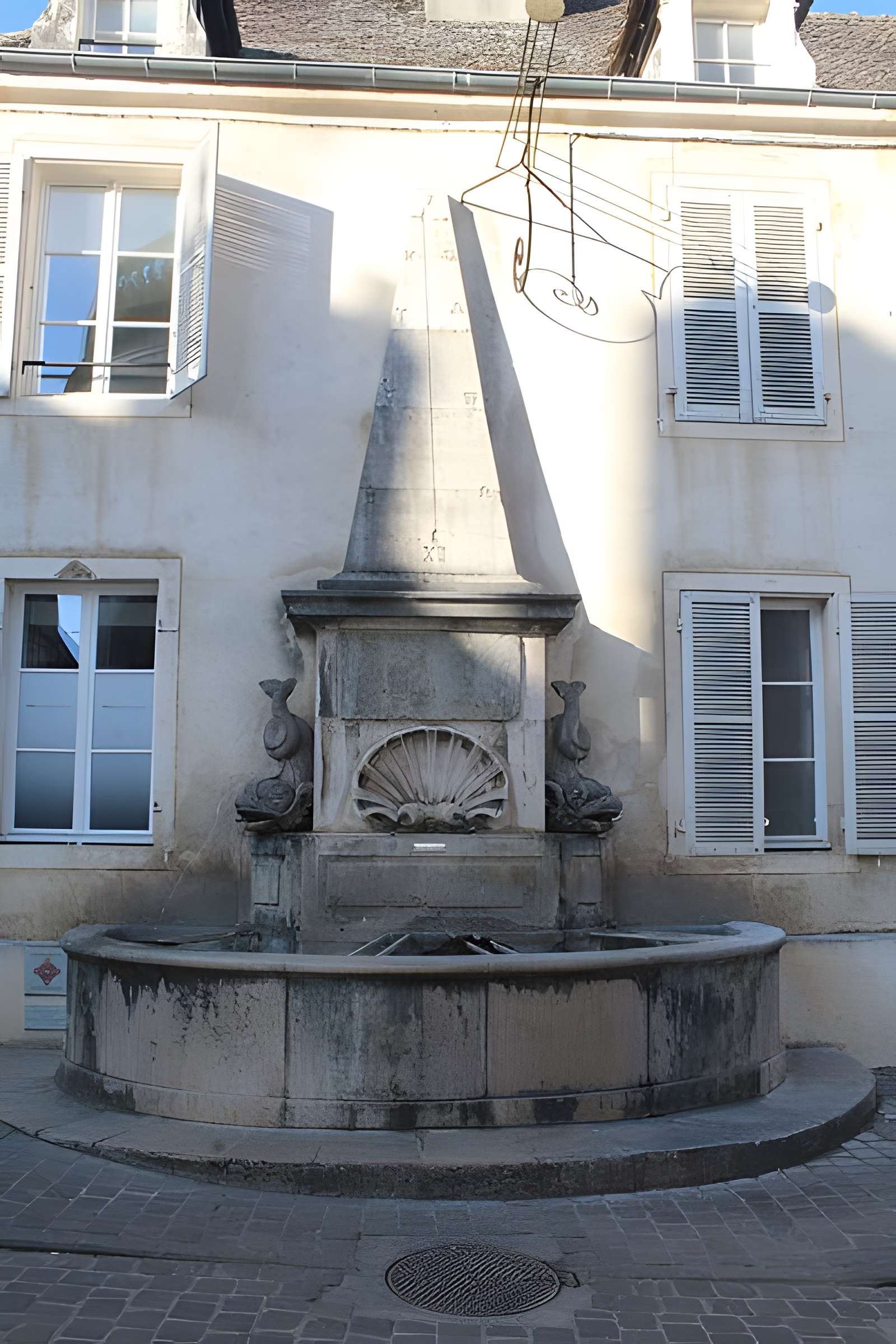 Fontaine aux Dauphins de Givry