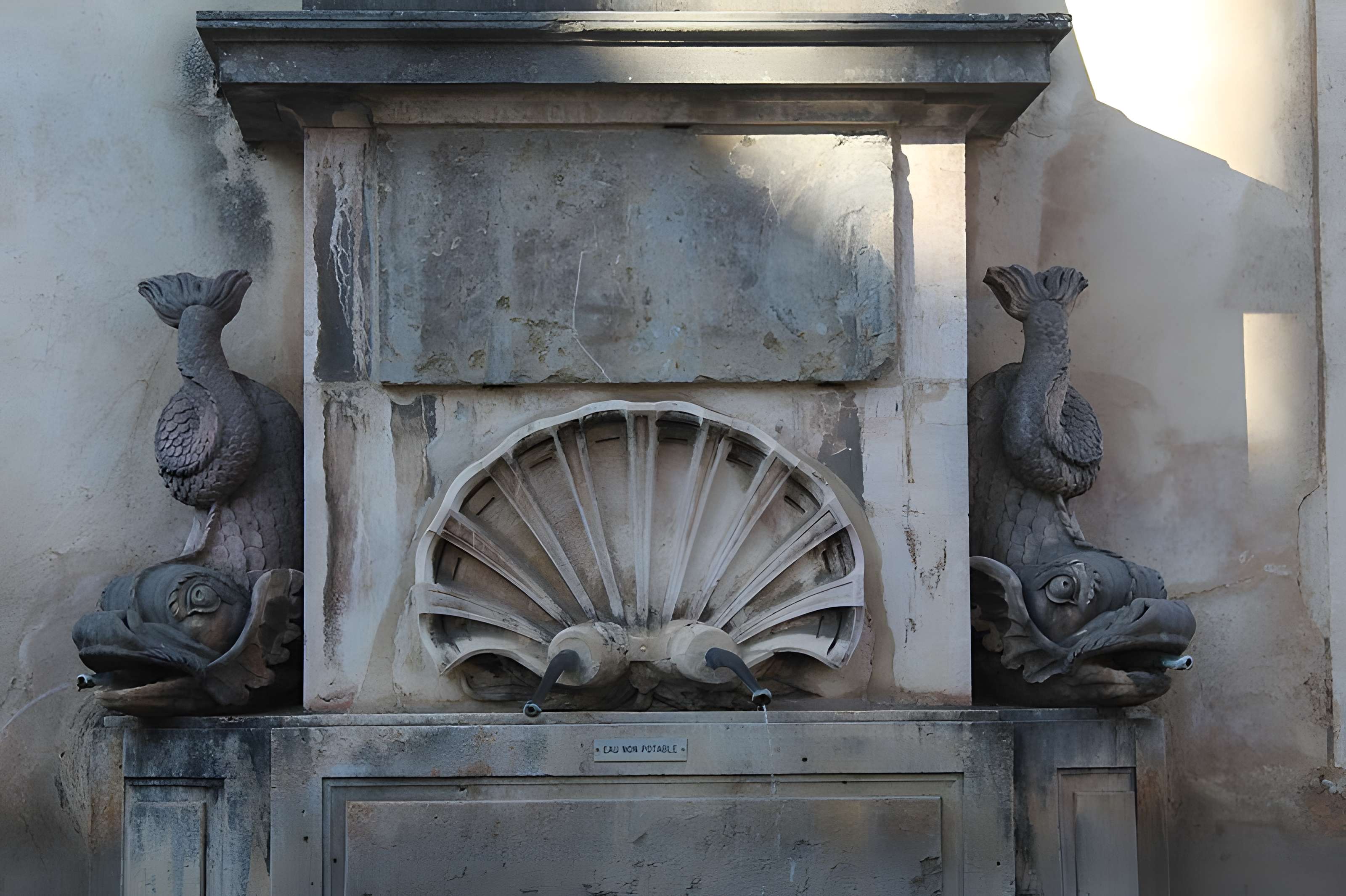 Fontaine aux Dauphins de Givry
