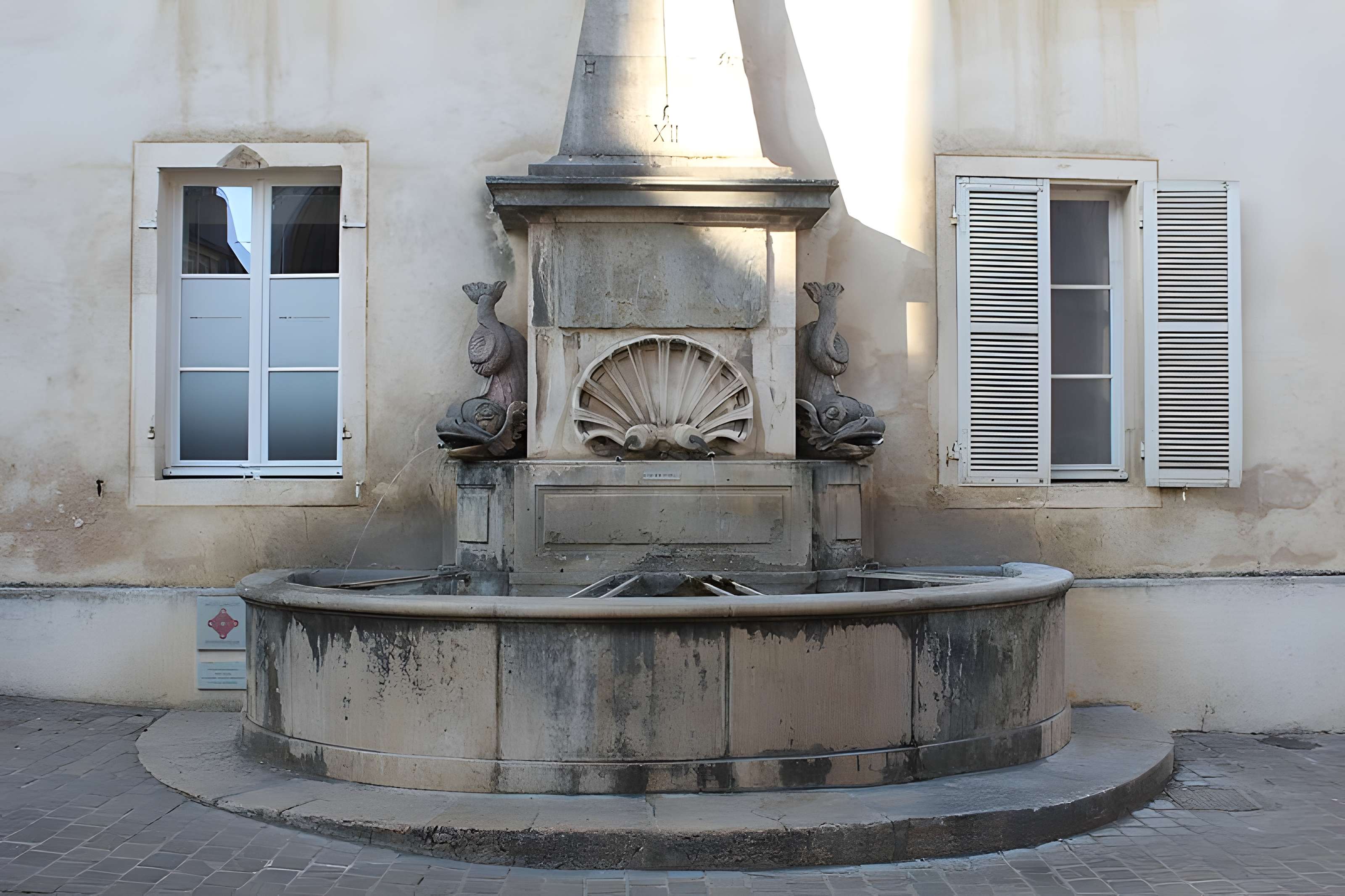 Fontaine aux Dauphins de Givry