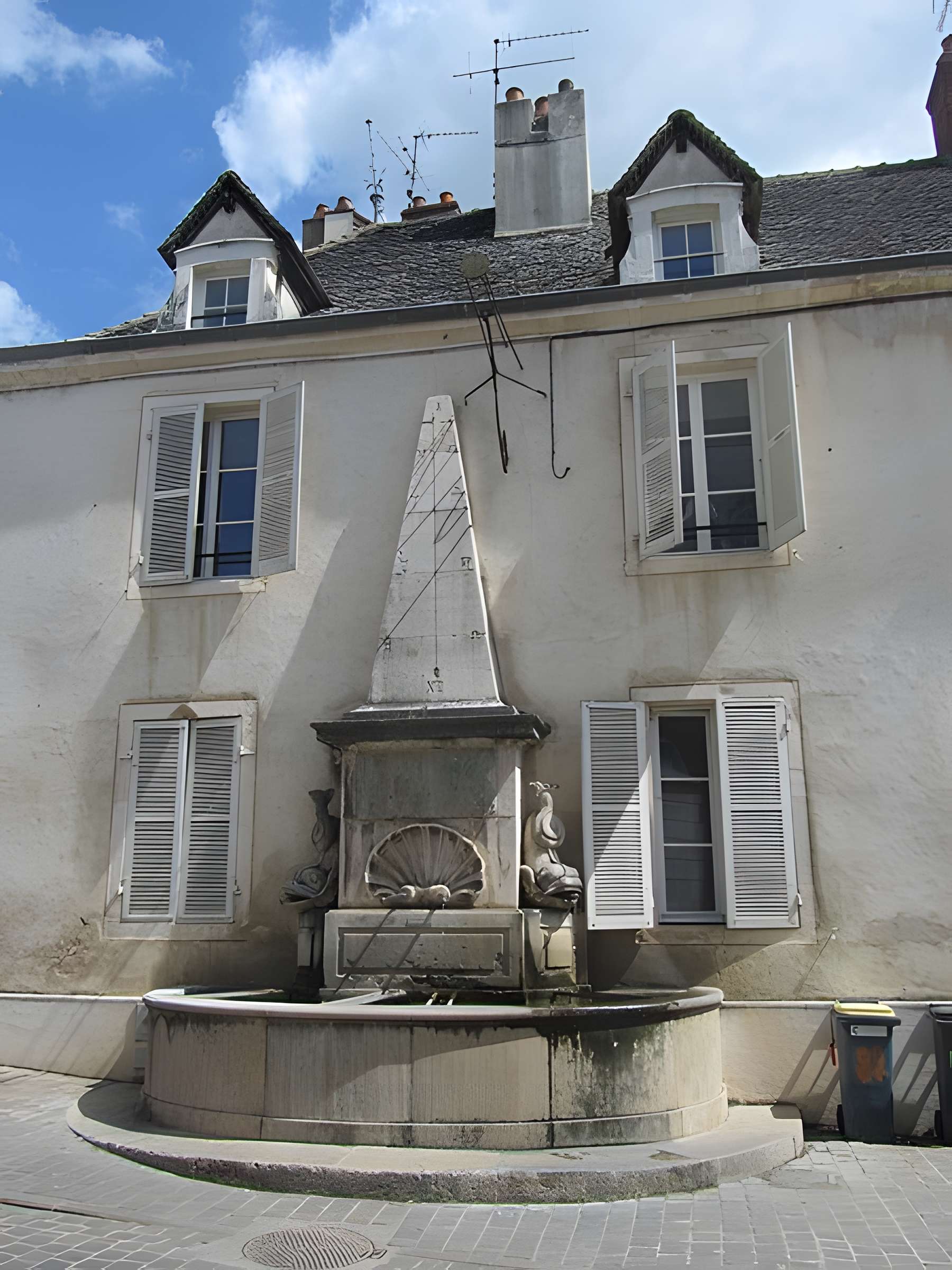 Fontaine aux Dauphins de Givry