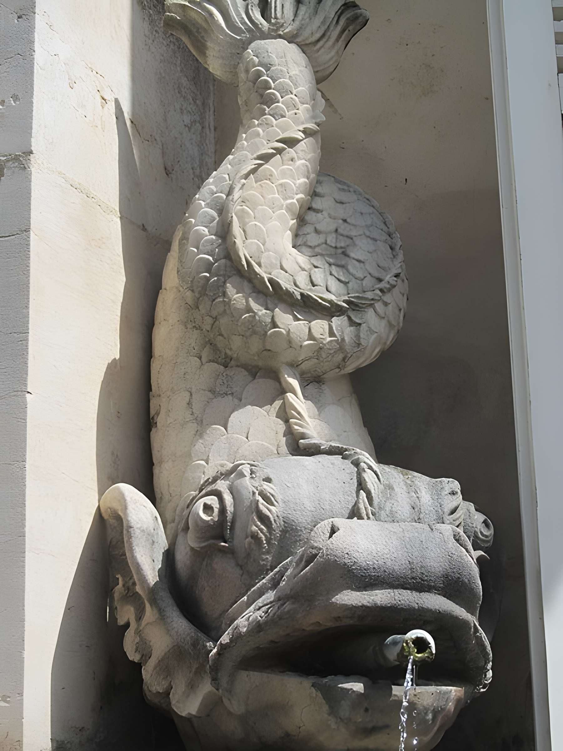 Fontaine aux Dauphins de Givry