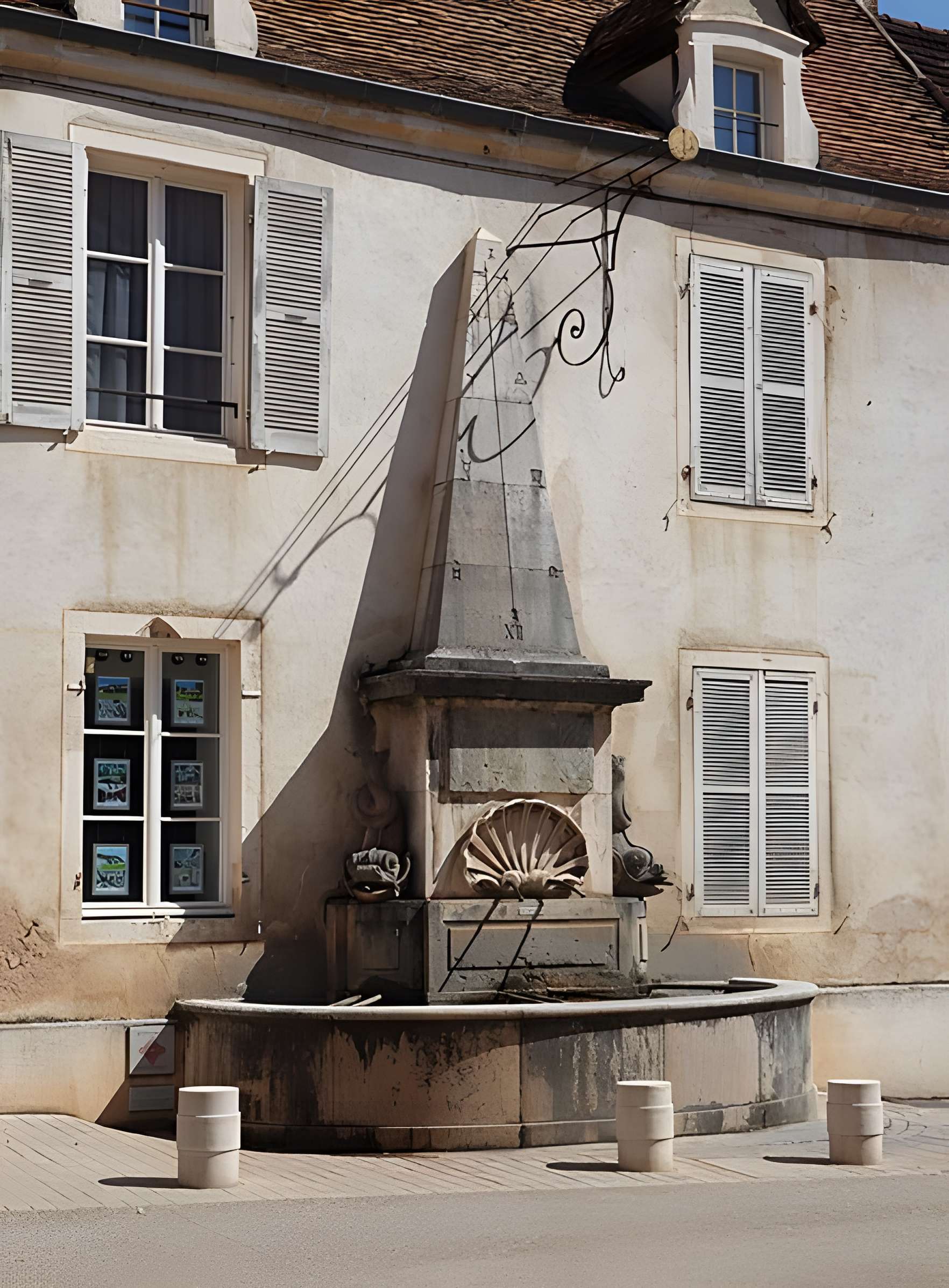 Fontaine aux Dauphins de Givry