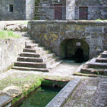 Fontaine couverte de labbaye du Moncel de Pontpoint
