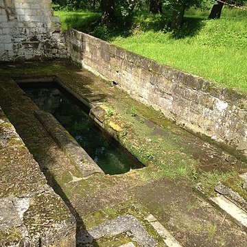 Fontaine couverte de labbaye du Moncel de Pontpoint