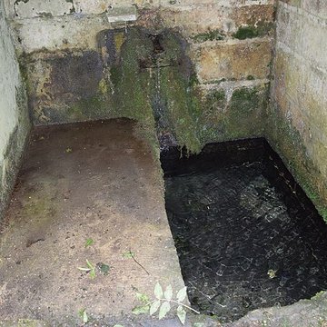 Fontaine couverte de labbaye du Moncel de Pontpoint