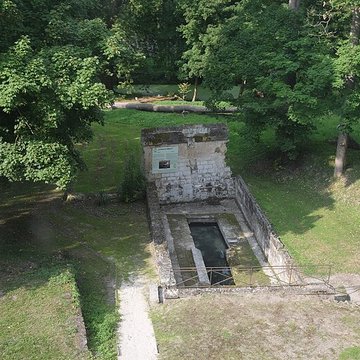Fontaine couverte de labbaye du Moncel de Pontpoint