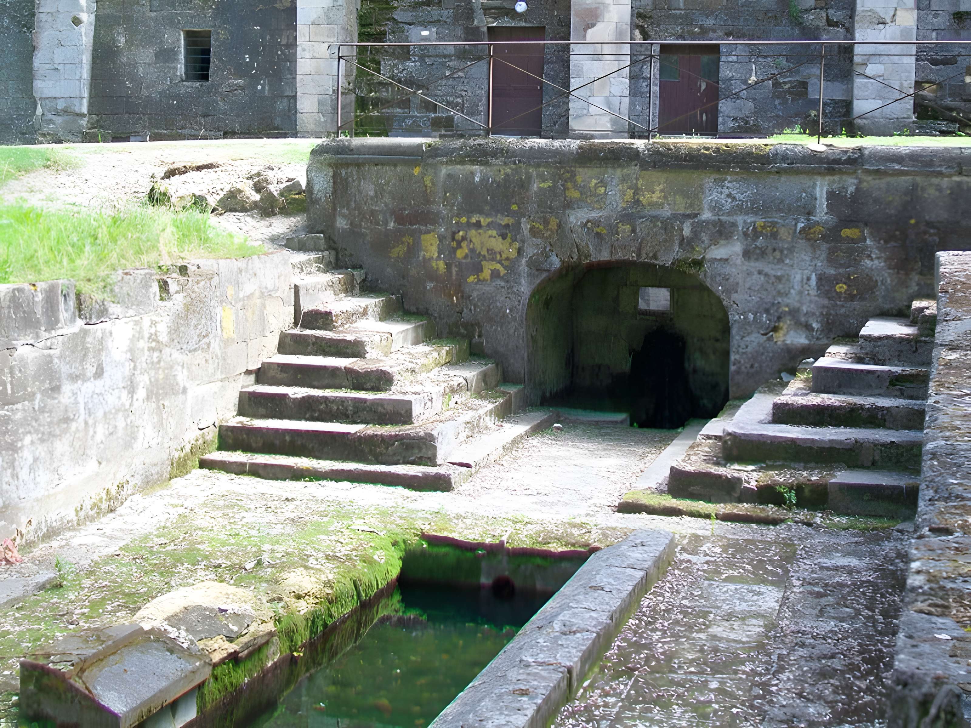 Fontaine couverte de l'abbaye du Moncel de Pontpoint