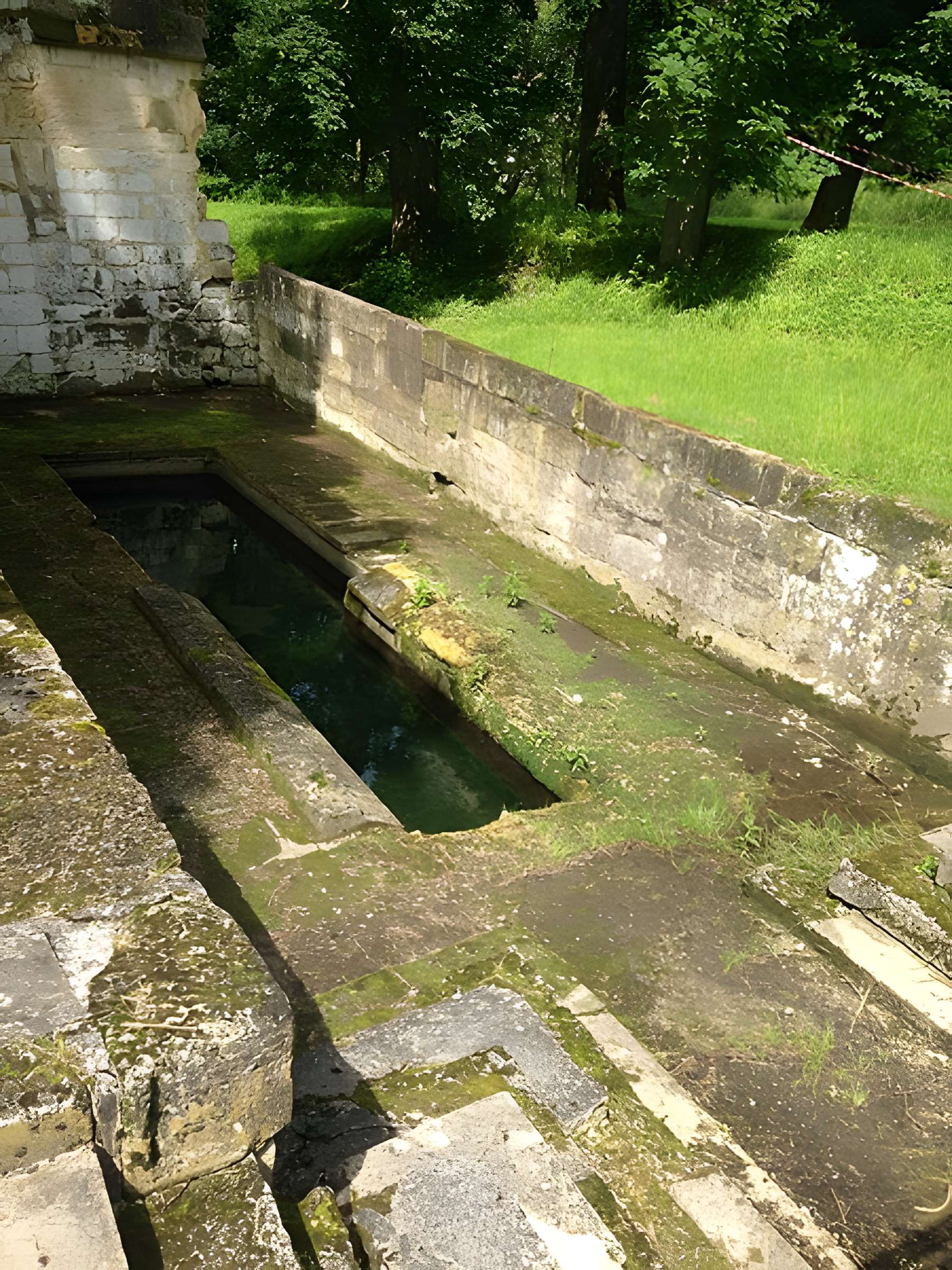 Fontaine couverte de l'abbaye du Moncel de Pontpoint