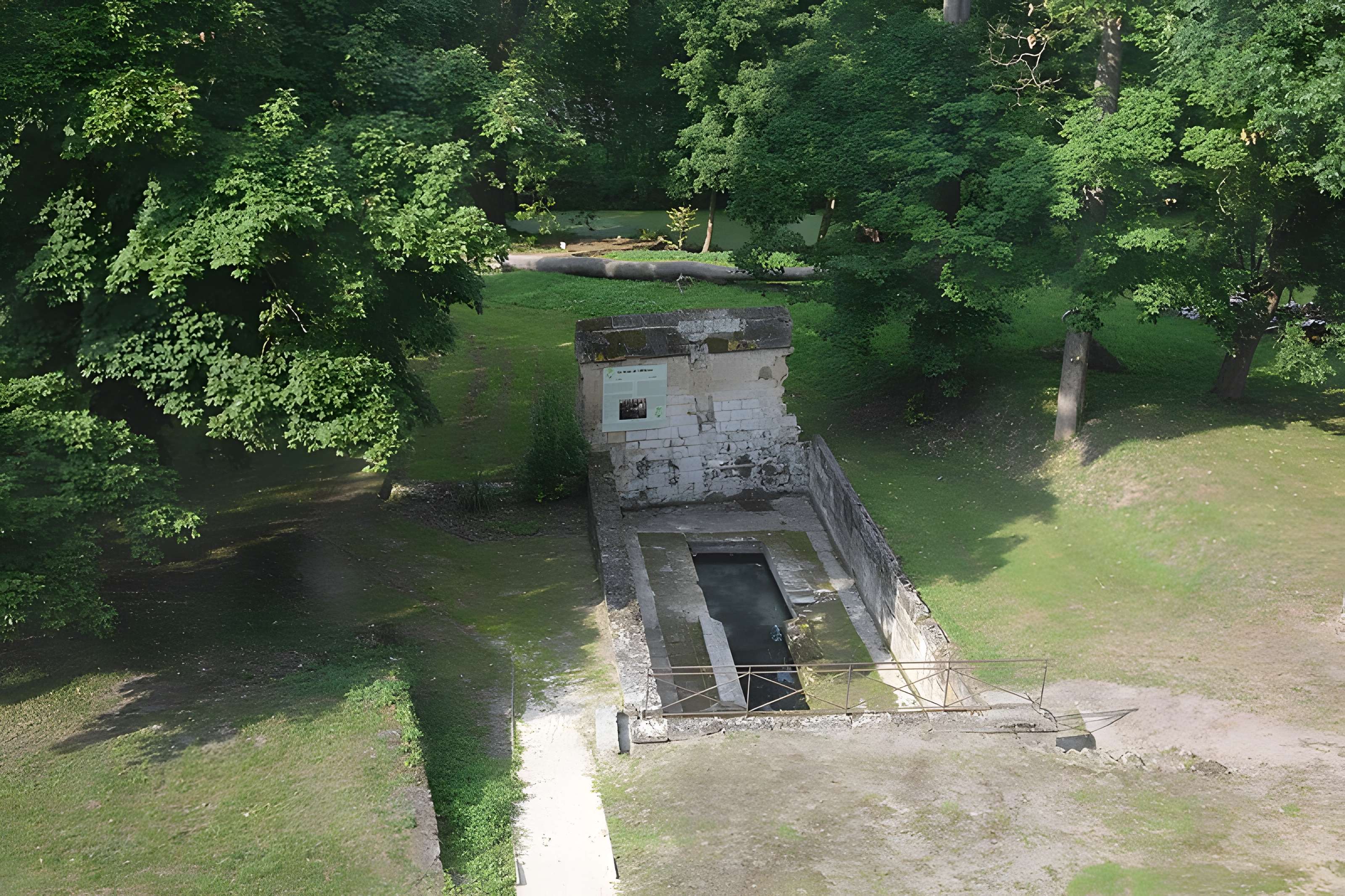 Fontaine couverte de l'abbaye du Moncel de Pontpoint