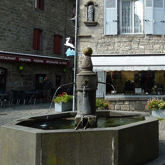 Photo de Fontaine du XVIe siècle située sur la place centrale