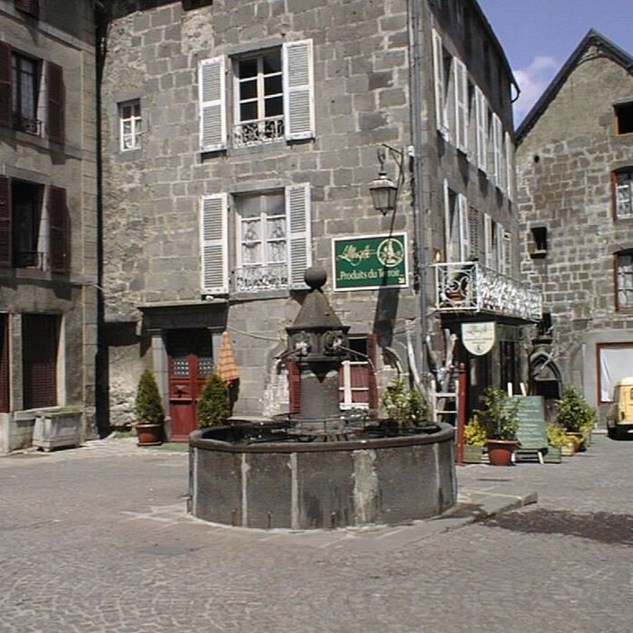 Photo de Fontaine du XVIe siècle située sur la place centrale