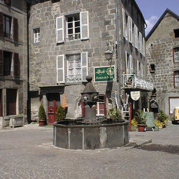 Fontaine du XVIe siècle située sur la place centrale