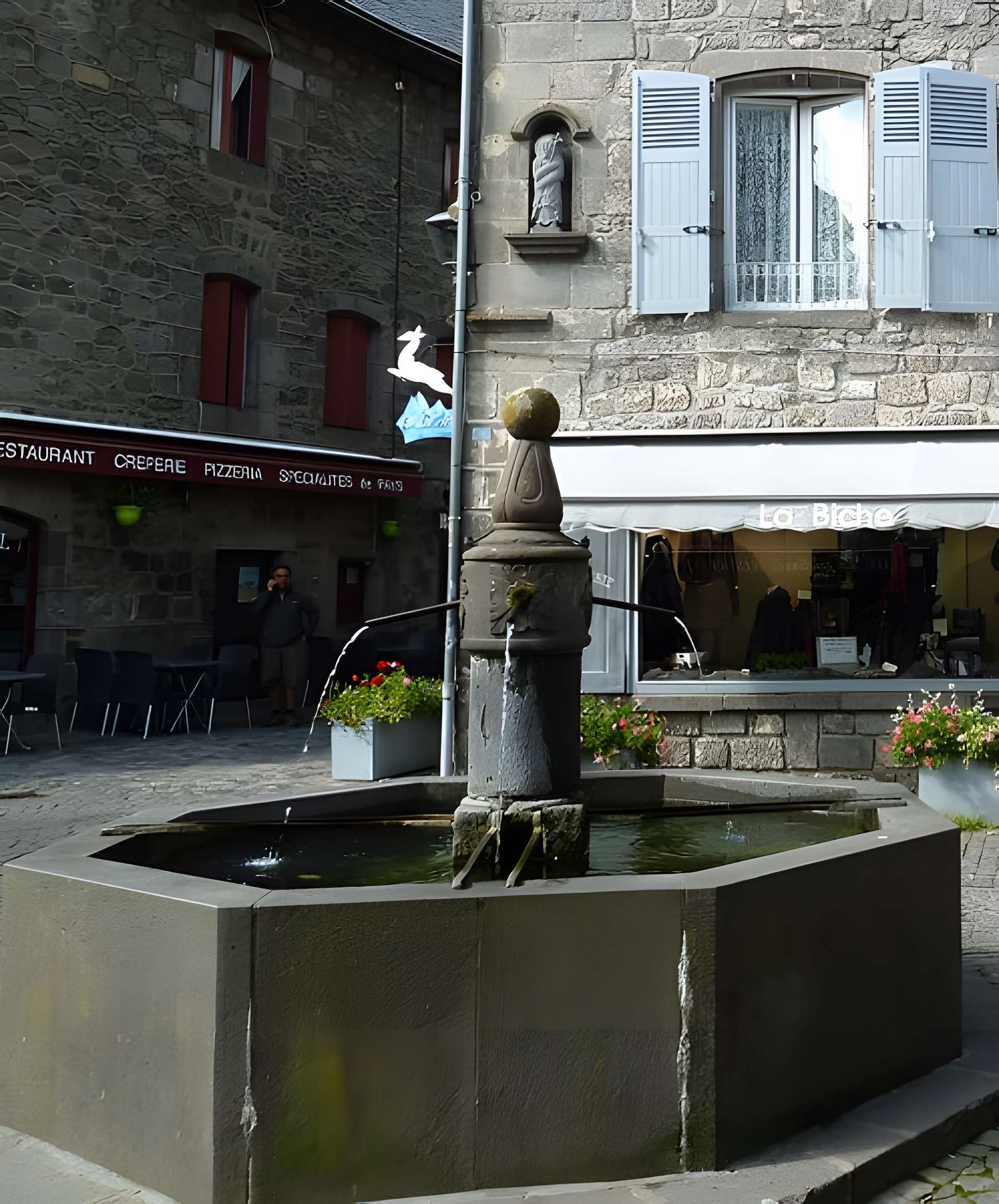 Fontaine du XVIe siècle située sur la place centrale