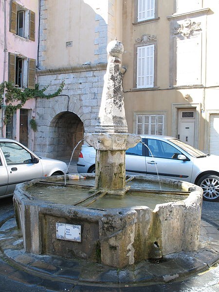 Photo de Fontaine de la place de la Mairie de Besse-sur-Issole
