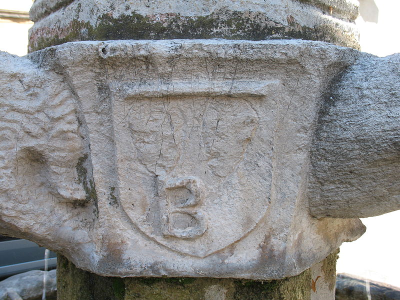 Fontaine de la place de la Mairie de Besse-sur-Issole