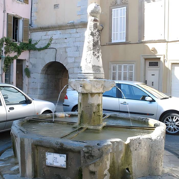 Photo de Fontaine de la place de la Mairie de Besse-sur-Issole