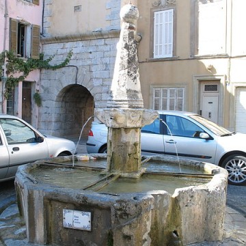 fontaine de la place de la mairie de besse sur issole