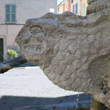 Fontaine de la place de la Mairie de Besse-sur-Issole