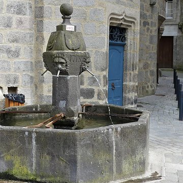 Fontaine de la place de lAncienne-Halle à Aubusson