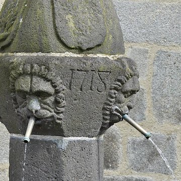 Fontaine de la place de lAncienne-Halle à Aubusson