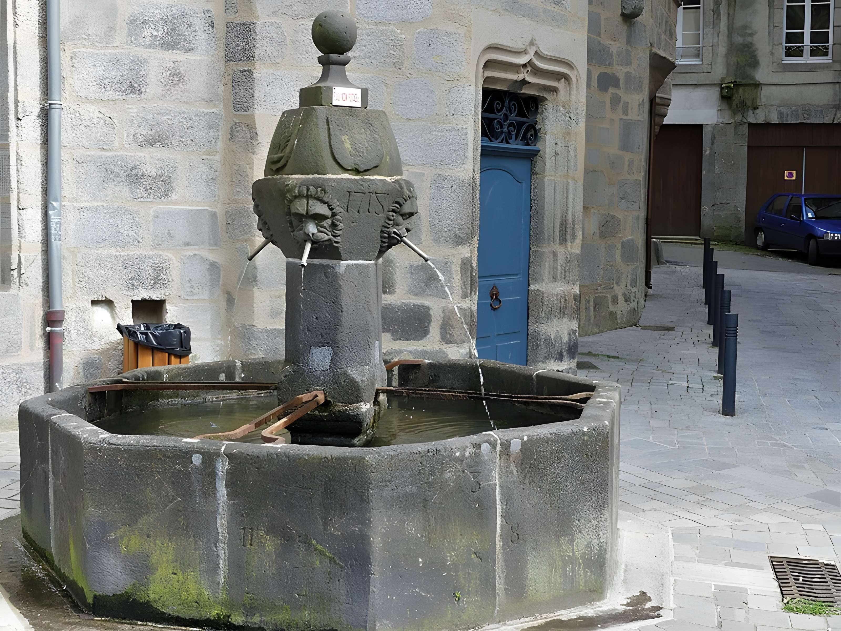 Fontaine de la place de l'Ancienne-Halle à Aubusson