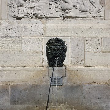 Fontaine de la place Saint-Louis de Versailles