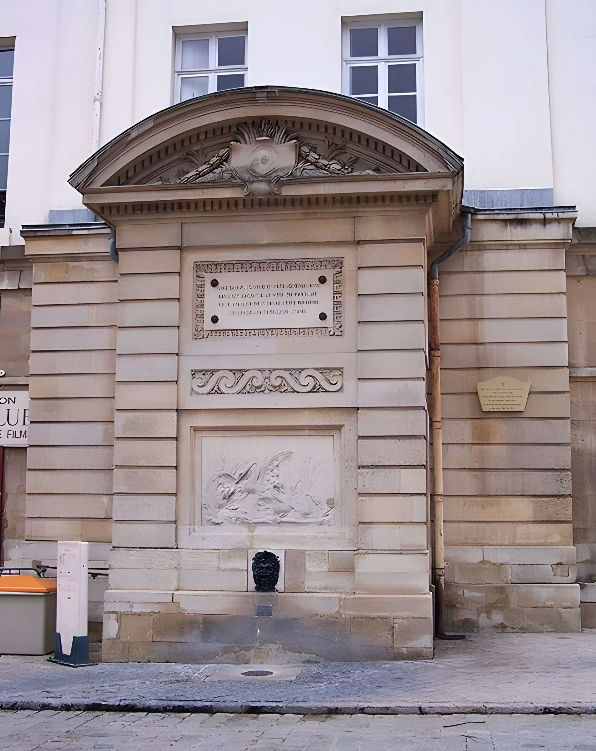 Fontaine de la place Saint-Louis de Versailles 