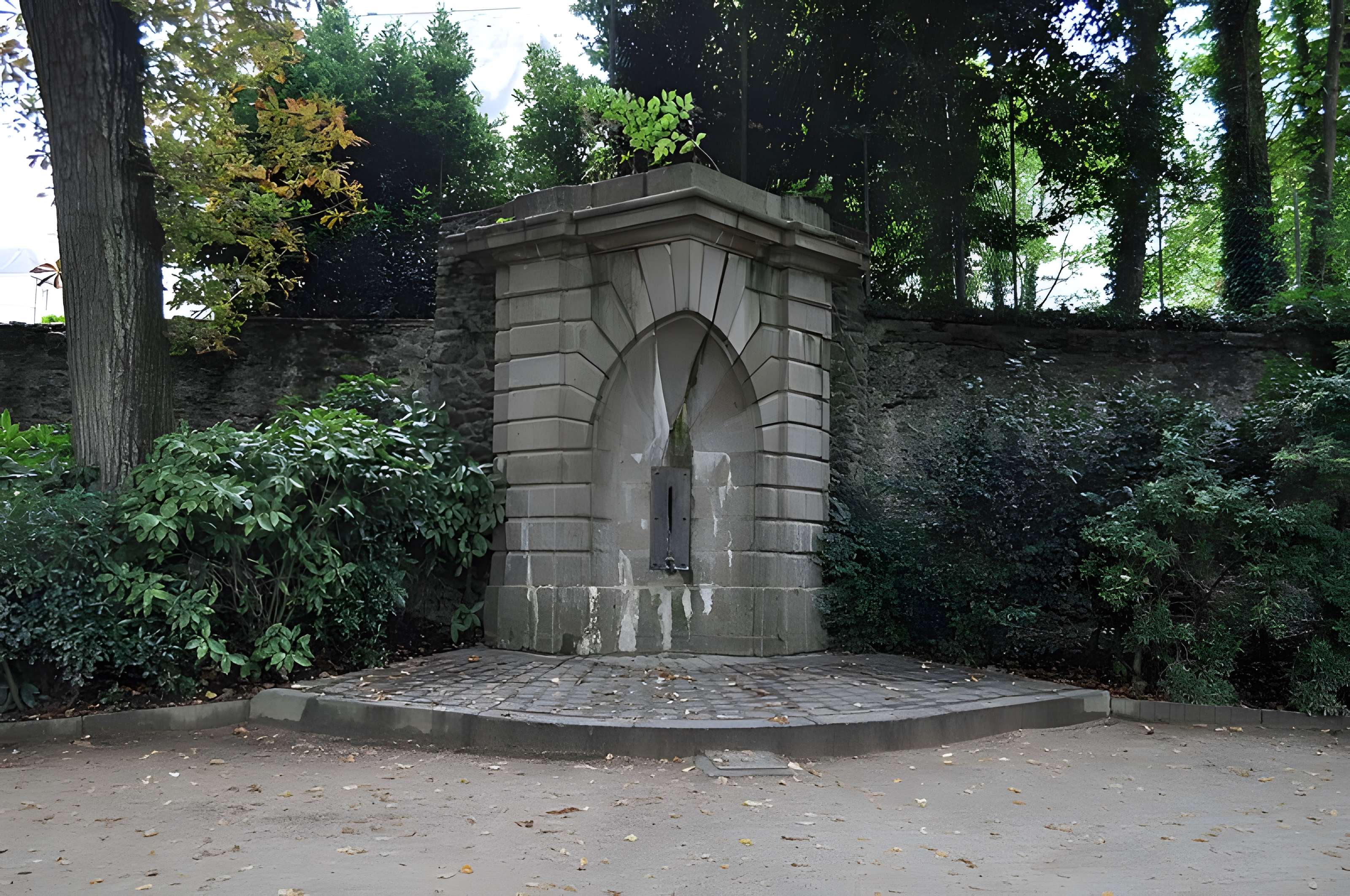 Fontaine des Trois Croix de Laval 