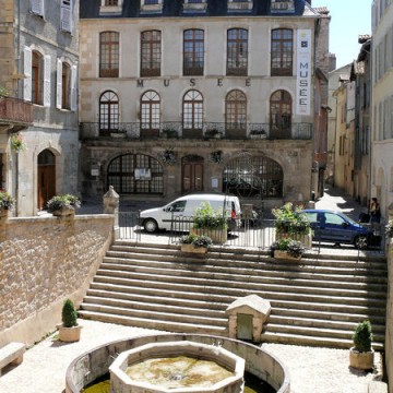 fontaine monolithe de villefranche de rouergue