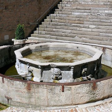 Fontaine monolithe de Villefranche-de-Rouergue