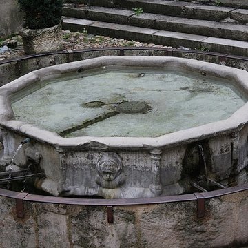 Fontaine monolithe de Villefranche-de-Rouergue