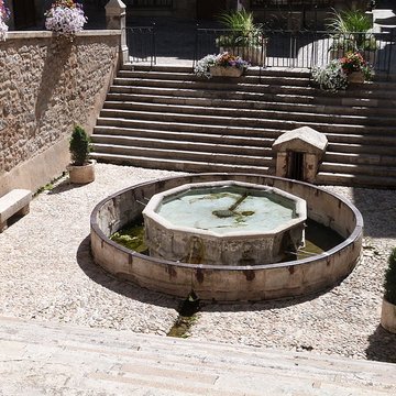 Fontaine monolithe de Villefranche-de-Rouergue