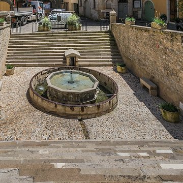 Fontaine monolithe de Villefranche-de-Rouergue
