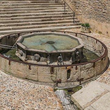 Fontaine monolithe de Villefranche-de-Rouergue
