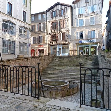 Fontaine monolithe de Villefranche-de-Rouergue