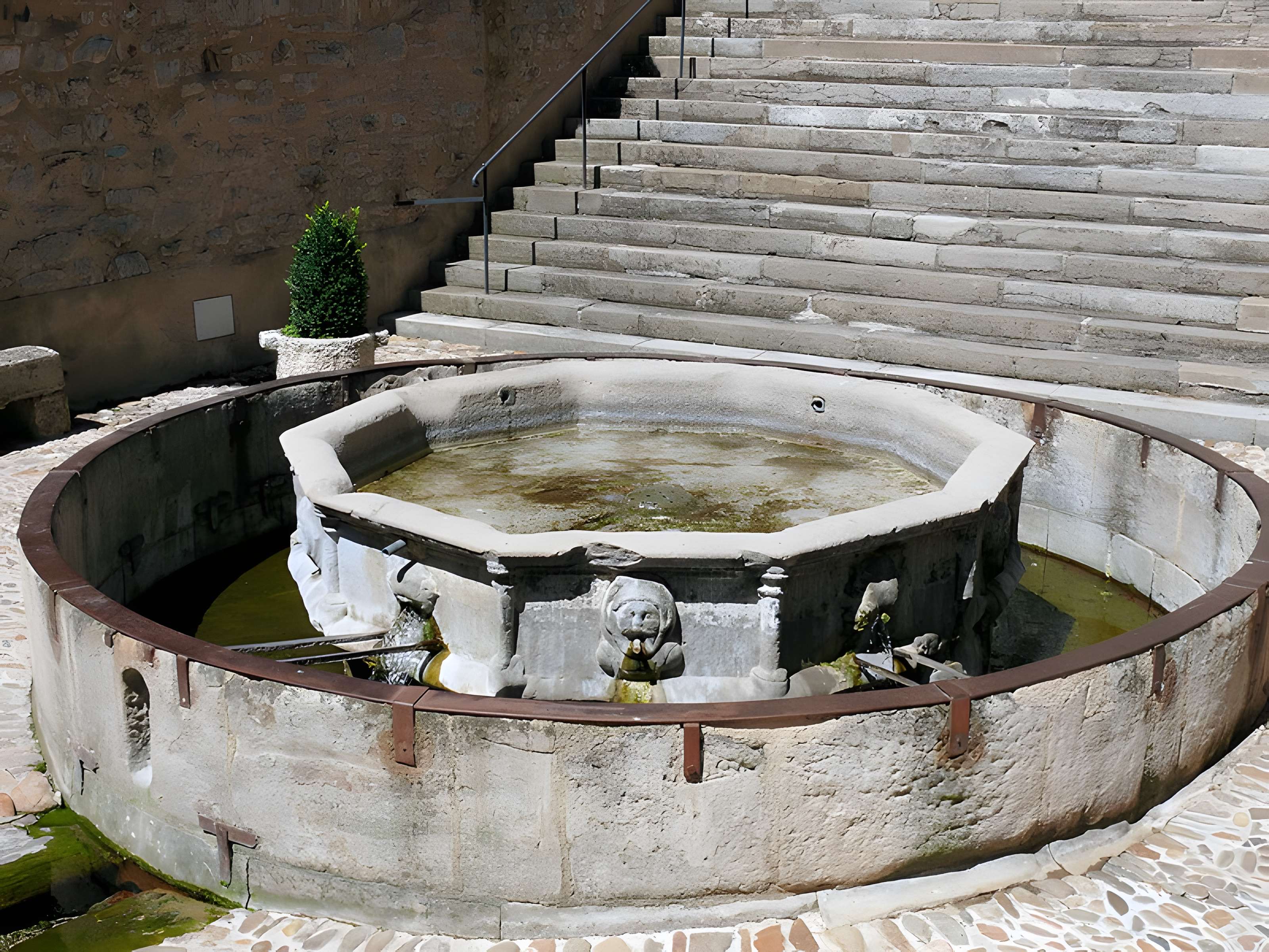 Fontaine monolithe de Villefranche-de-Rouergue