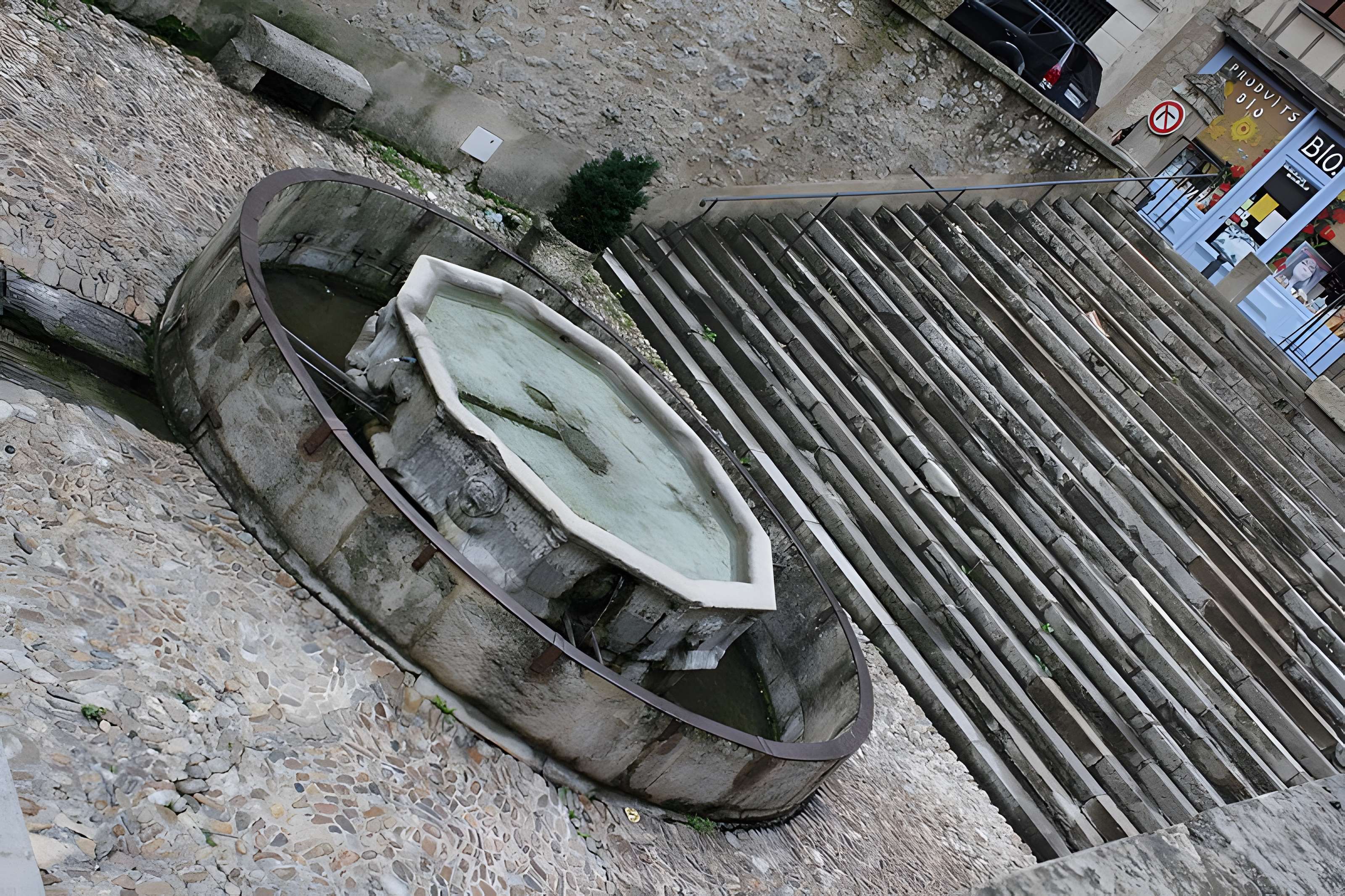 Fontaine monolithe de Villefranche-de-Rouergue