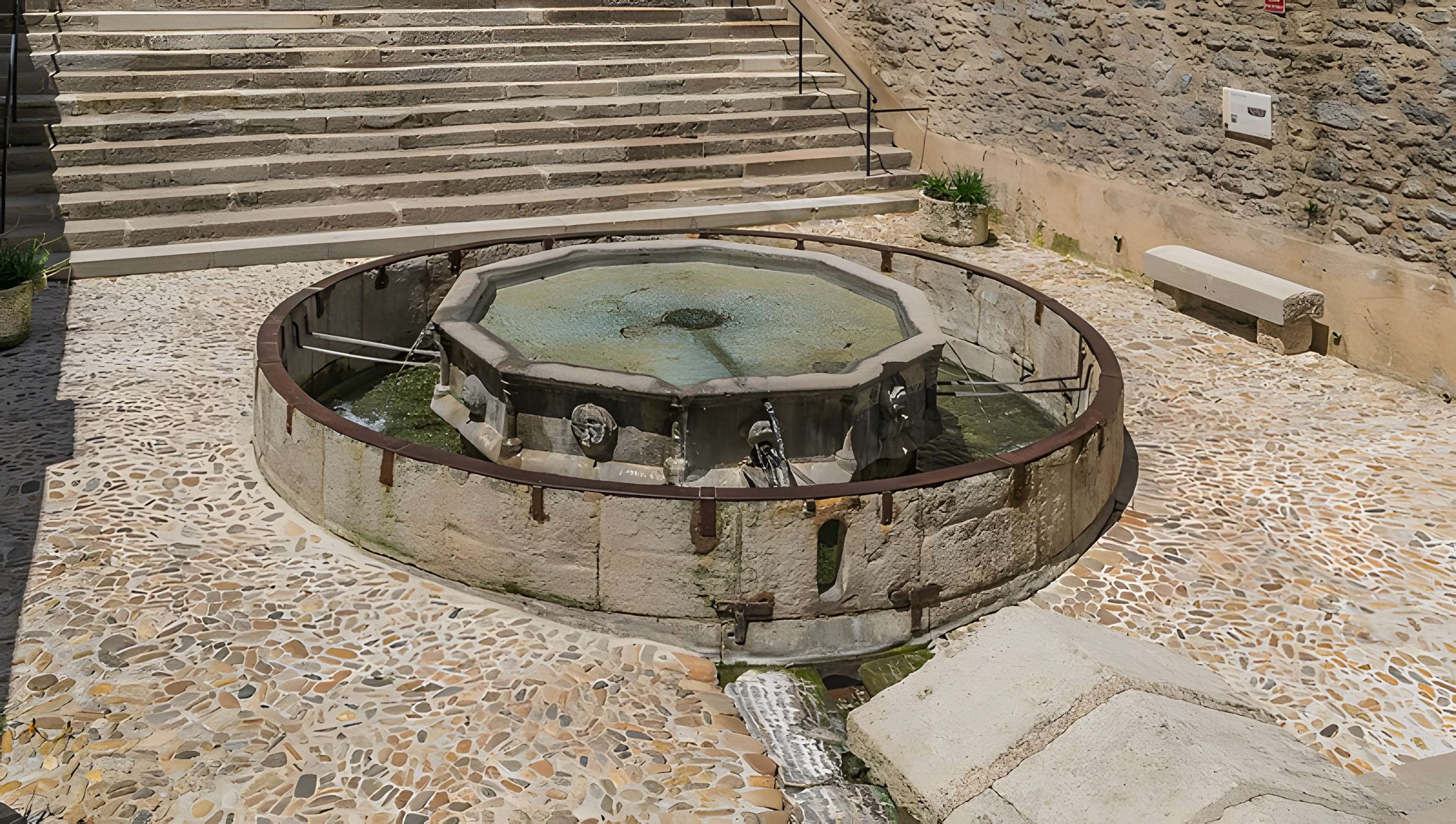Fontaine monolithe de Villefranche-de-Rouergue